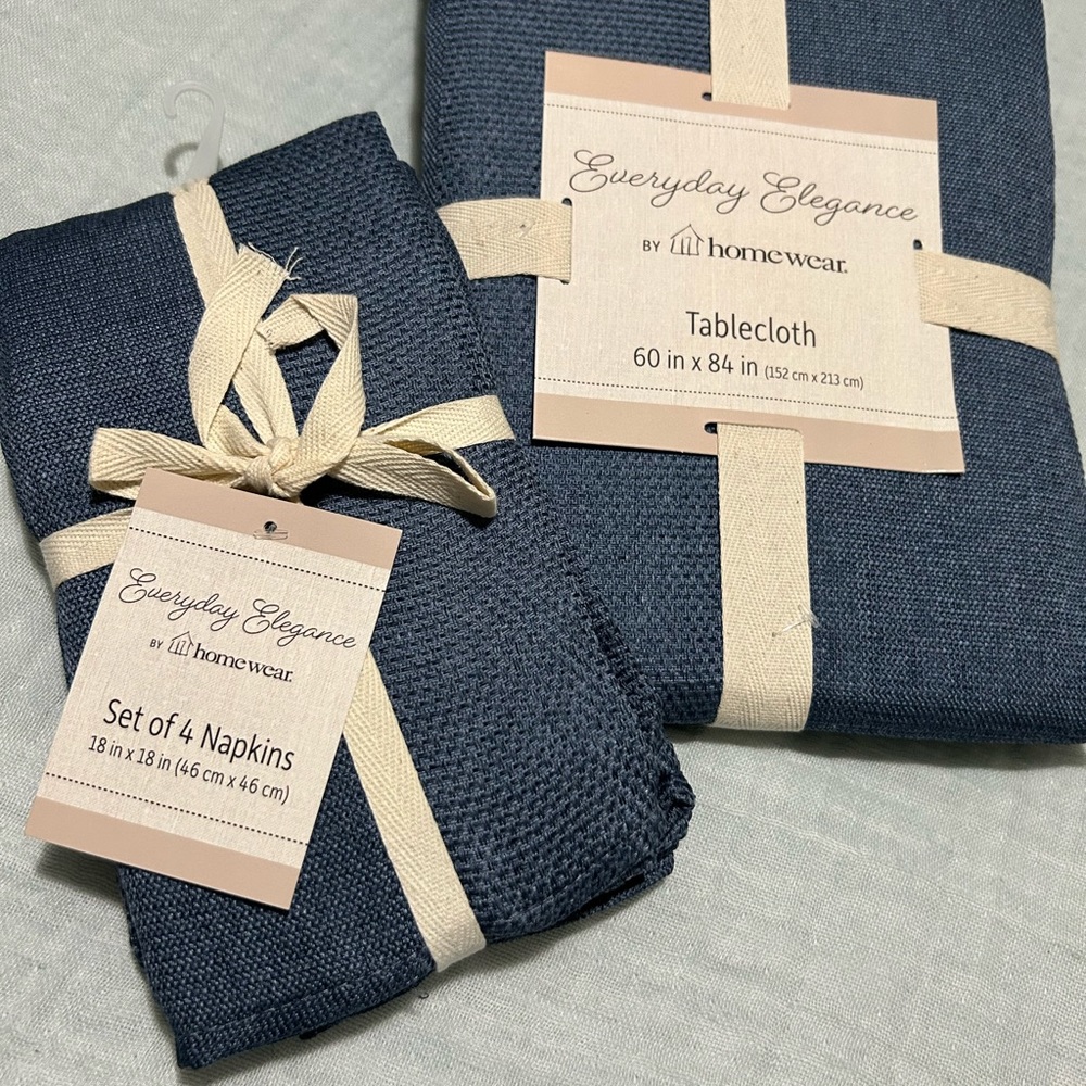 NWT Everyday Elegance Bristol Blue Tablecloth and Napkins
